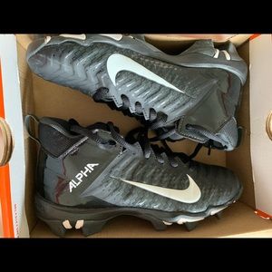 Youth Sz 4 Nike Alpha Menace 2 Football cleats